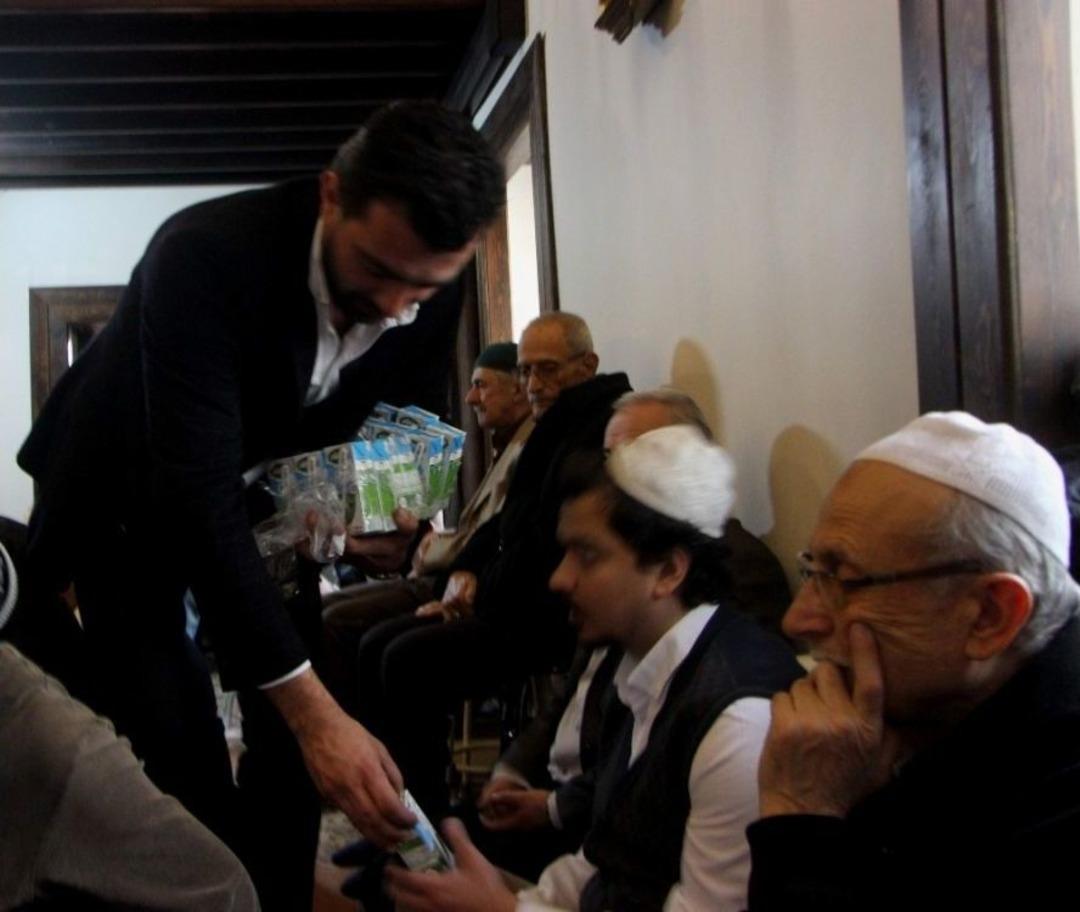 Bu Camide Y&uuml;z Yıllardır Mira&ccedil; Kandilinde S&uuml;t Dağıtılıyor