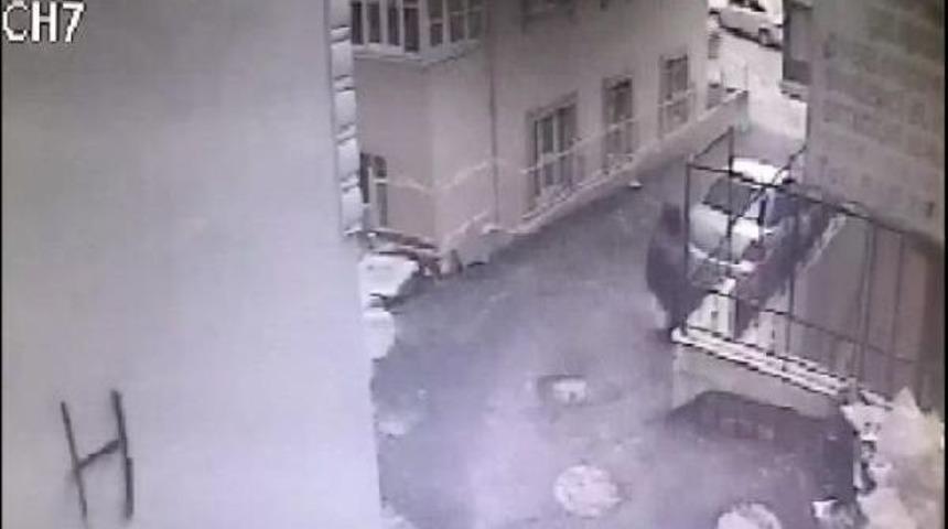 Bebeğin Sokağa Bırakılma Anı G&uuml;venlik Kamerasında&nbsp;