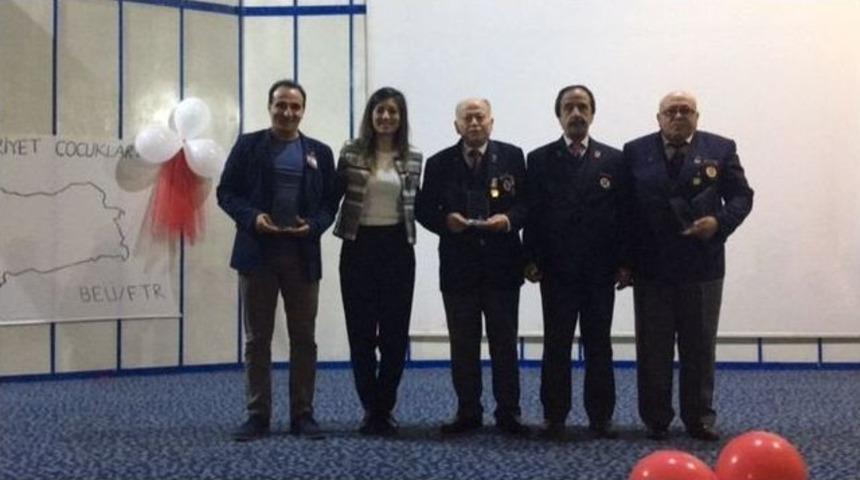 &Uuml;niversiteli &Ouml;ğrencilerden &ldquo;7&rsquo;den 70&rsquo;e Cumhuriyet &Ccedil;ocukları&rdquo; Etkinliği