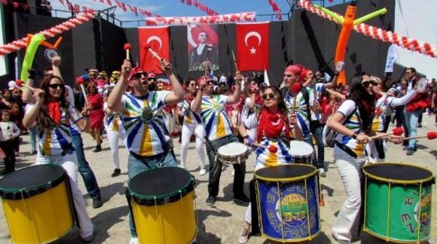 &Ccedil;eşme 23 Nisan'ı Coşkuyla Kutladı