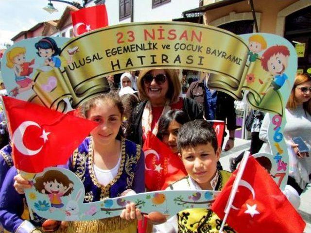 Çeşme 23 Nisan'ı Coşkuyla Kutladı