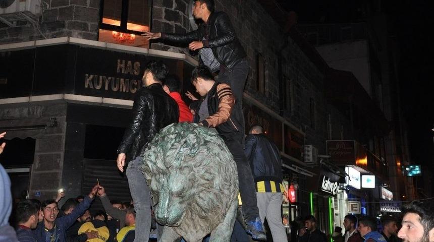 Fenerbah&ccedil;eli Taraftalar Galibiyeti Aslan Heykeline Binerek Kutladı