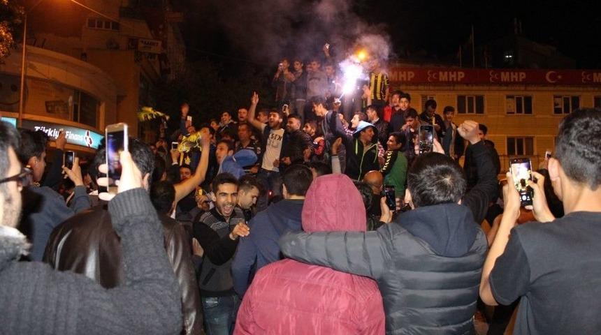 Fenerbah&ccedil;eli Taraftarlardan Coşkulu Kutlama