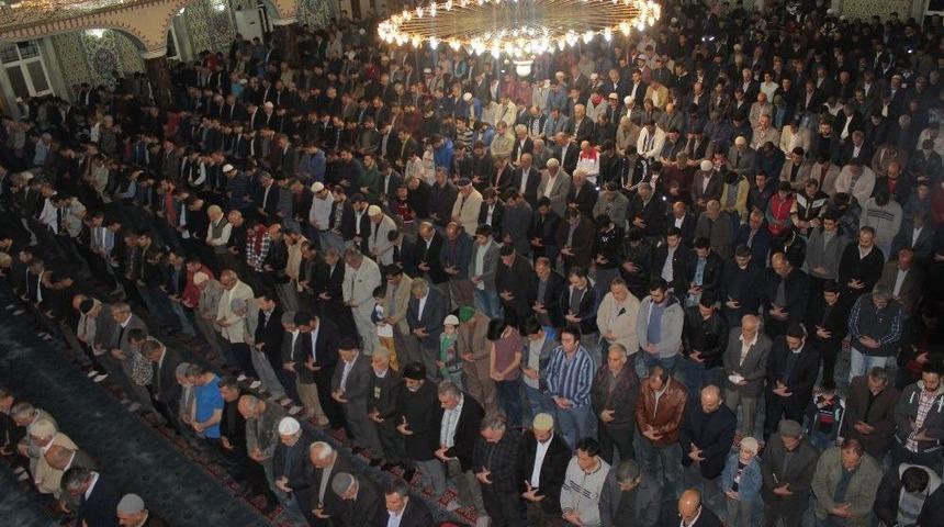 Elazığ&rsquo;da Mira&ccedil; Kandili&rsquo;nde Camiler Doldu Taştı