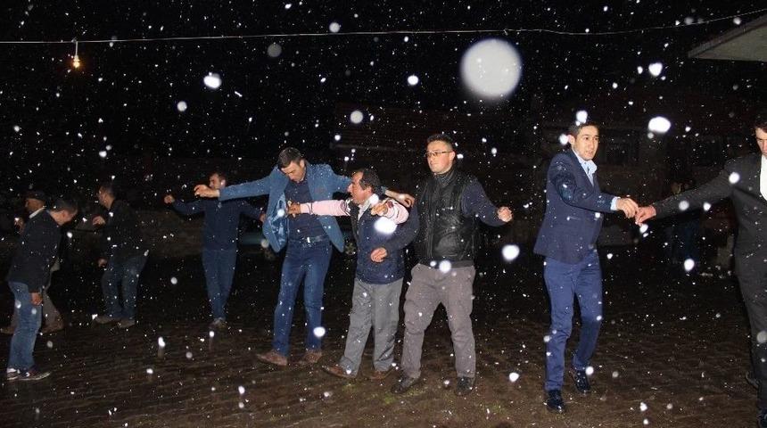 Kar Yağışı Altında Düğün Eğlencesi