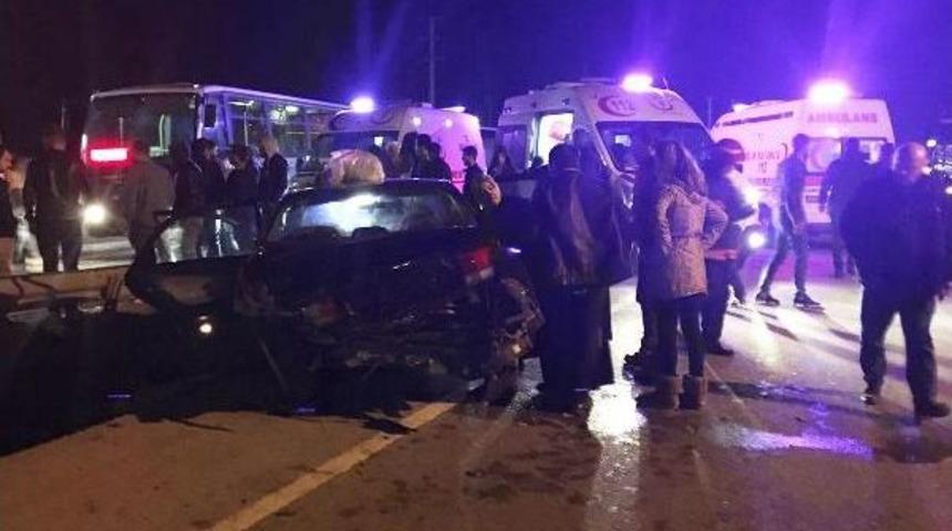 2 Otomobil Kavşakta &Ccedil;arpıştı: 8 Yaralı