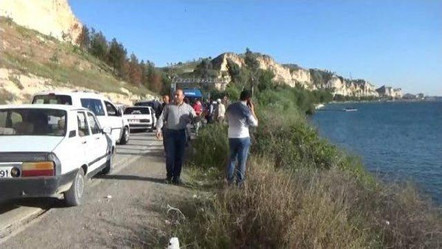 Yola Düşen Kayalardan Kurtulmak Isterken Otomobiliyle Nehre Yuvarlandı