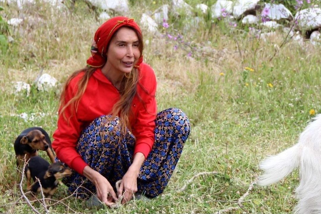 Podyumların Yıldızıydı Şimdi Koyun Otlatıp Tavuk Besliyor