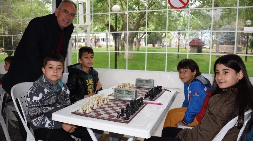 İncirliova&rsquo;da Satran&ccedil; Şampiyonları &Ouml;d&uuml;llendirildi
