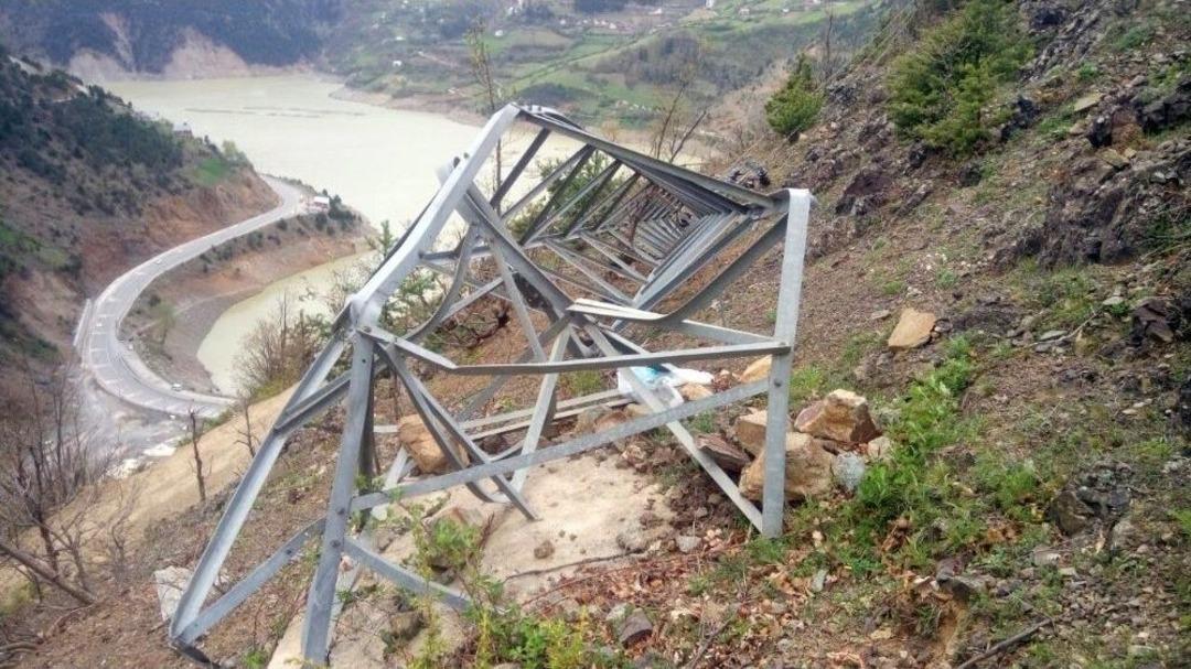 G&uuml;m&uuml;şhane&rsquo;de R&uuml;zgar Elektrik Direklerini Kağıt Gibi B&uuml;zd&uuml;