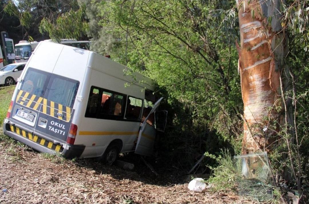 Adana&rsquo;da Trafik Kazası: 1&rsquo;i Ağır 13 &Ouml;ğrenci Yaralı