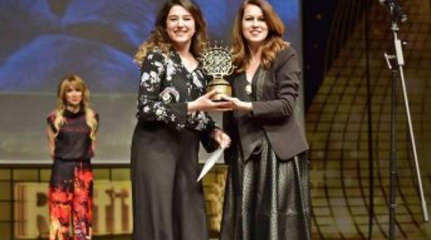 İzmirli Gen&ccedil; Y&ouml;netmen &Ouml;d&uuml;le Doymuyor