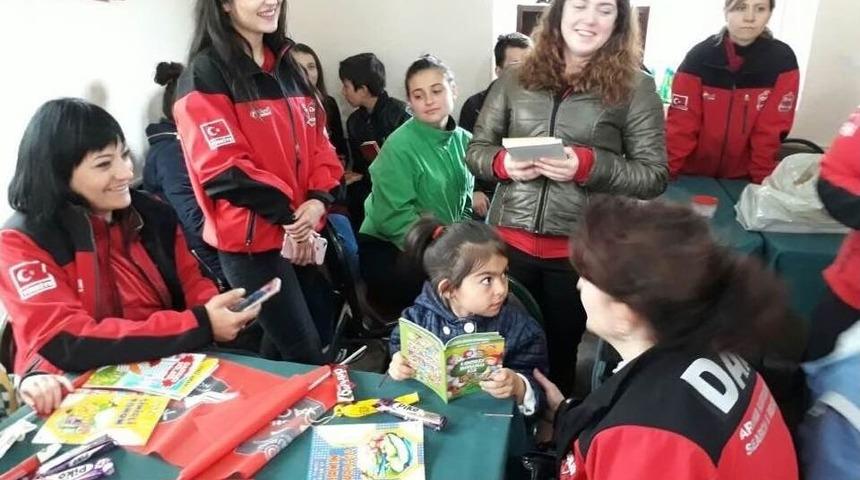 Dak Kadınlar Kul&uuml;b&uuml;nden &Ouml;ğrencilere Kitap