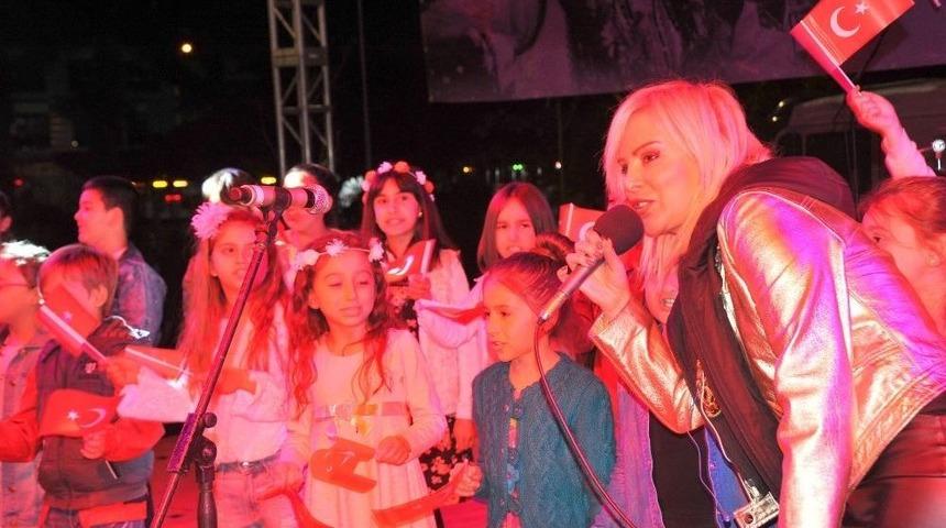 &Ouml;m&uuml;r Gedik Ve &Ccedil;ocuklar Sahnede