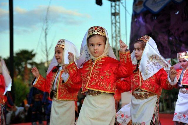 Ömür Gedik Ve Çocuklar Sahnede