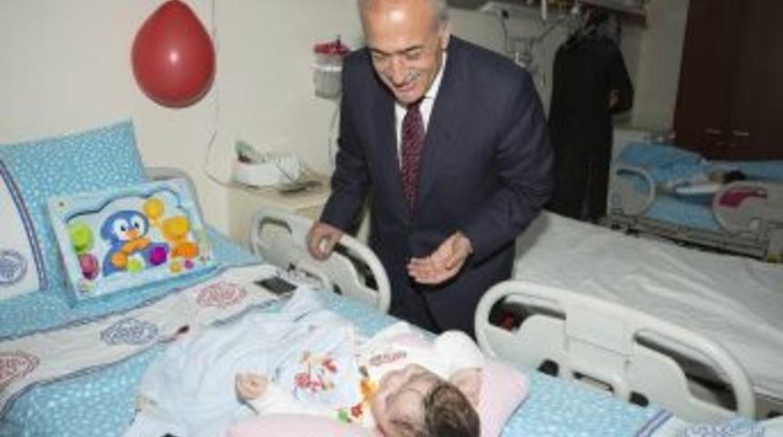 Rekt&ouml;r &Ccedil;omaklı, &Ccedil;ocuk Hastaların 23 Nisan &Ccedil;ocuk Bayramlarını Kutladı