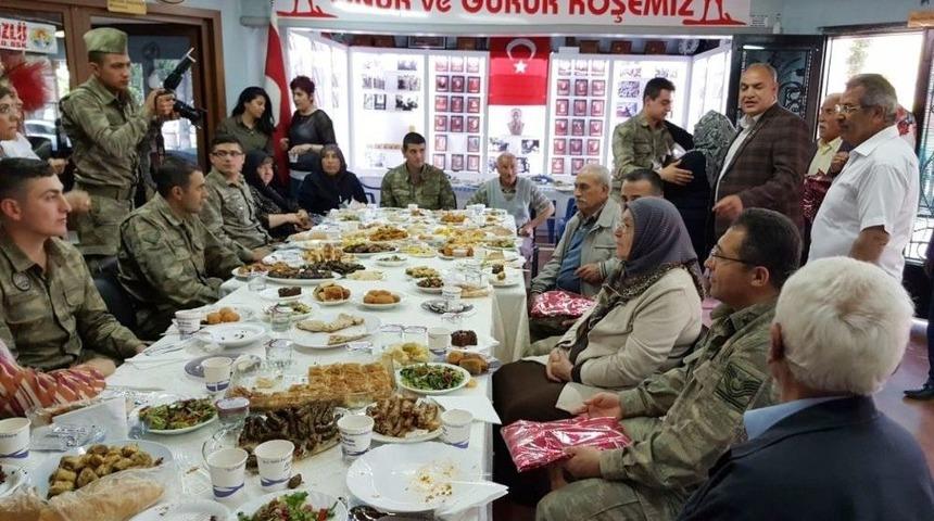 Şehit Annesi Mehmet&ccedil;iğin Yanında