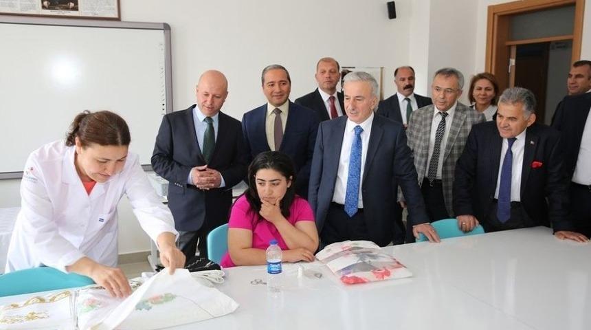 &Ccedil;olakbayrakdar, Vali Kam&ccedil;ı&rsquo;ya Kocasinan Akademi&rsquo;yi Tanıttı