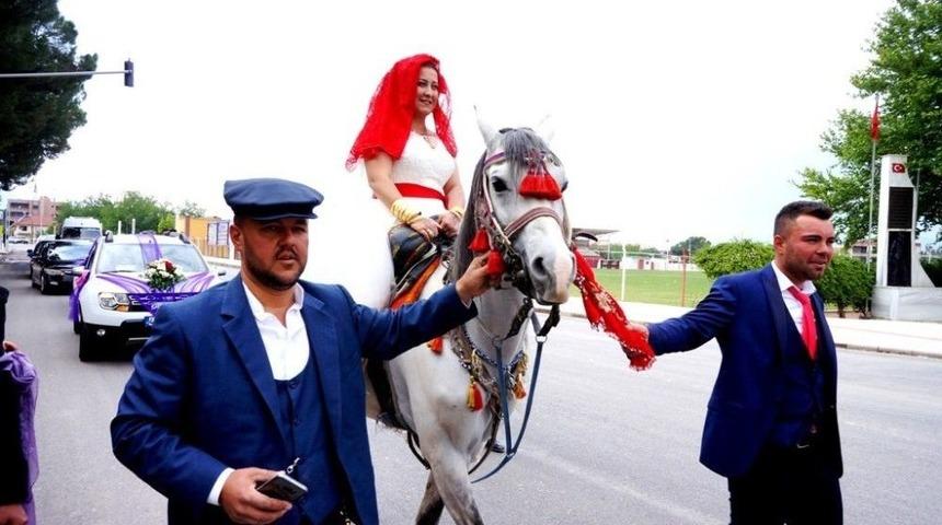 Gelini At &Uuml;zerinde Dolaştırdılar Geleneği Yaşattılar