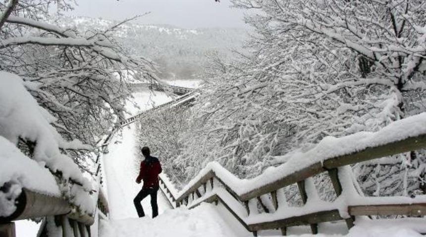 Abant'ta Nisan Ayında 20 Santim Kar