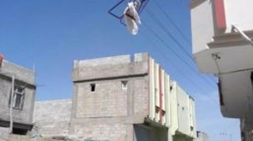 R&uuml;zgarda U&ccedil;an &Ccedil;amaşır Kurutmalığı Elektrik Teline Takıldı