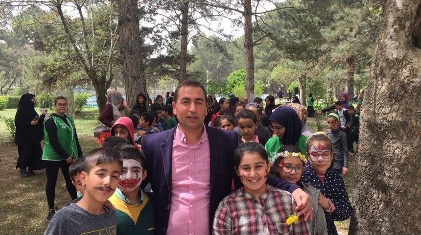 Yetim &Ccedil;ocukların Piknik Sevinci