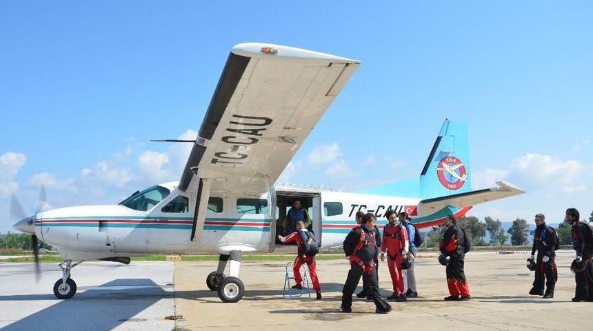 T&uuml;rk Hava Kurumu Amat&ouml;r Paraş&uuml;t&ccedil;&uuml;leri Efes&rsquo;te Buluşturdu