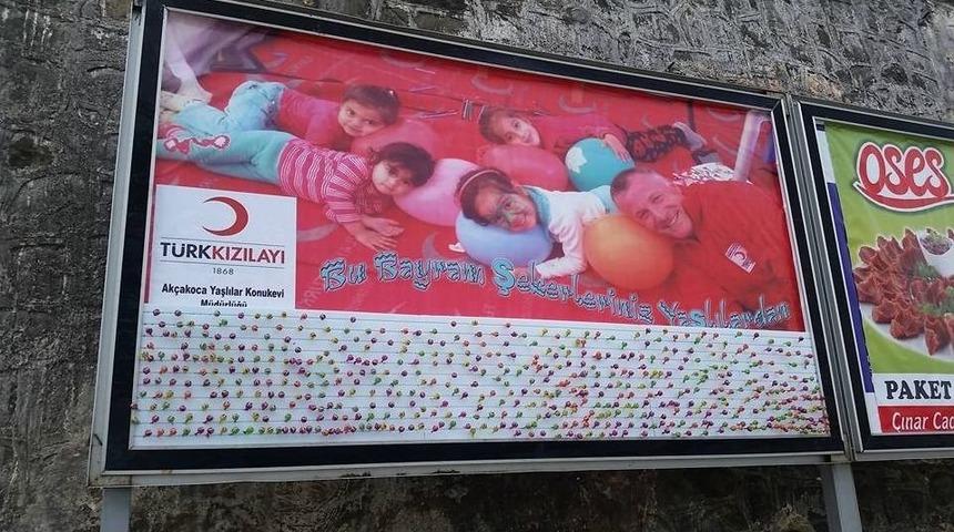 T&uuml;rk Kızılayı Huzurevinde Kalan Yaşlılar &Ccedil;ocuklara S&uuml;rpriz Yaptı