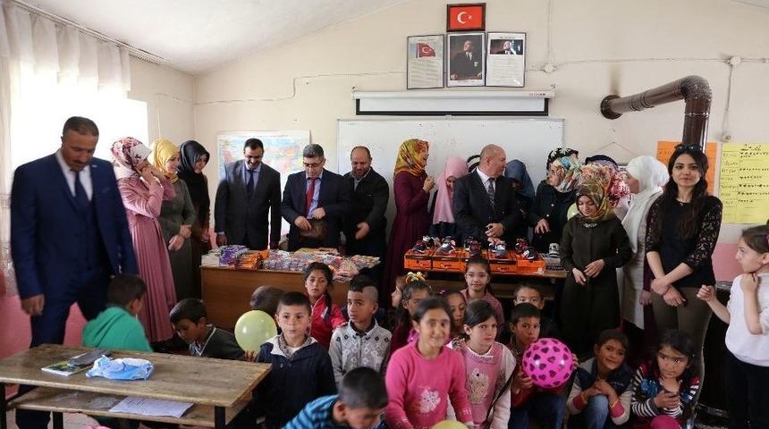 Üniversite Öğrencilerden Köy Okuluna Destek