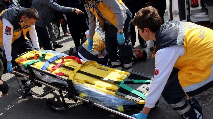 Kamyonetin Polise &Ccedil;arpma Anı Kamerada