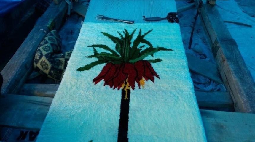 Gen&ccedil; Kızlar Ters Lale Motifli Halı Yaptı