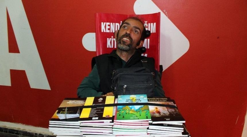 Tek Parmağına 15 Kitap Sığdırdı