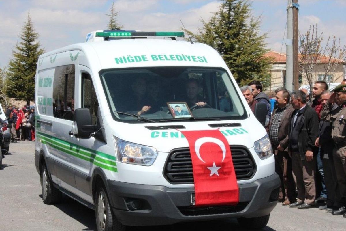 Şehit Babalarını Asker &Uuml;niformasıyla Uğurladılar