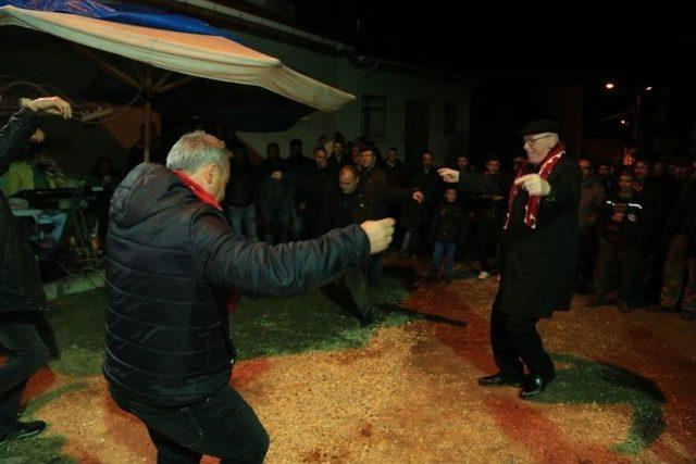 Başkan Kurt Asker Uğurladı, Vatandaşlarla Birlikte Karşılıklı Kaşık Havası Oynadı