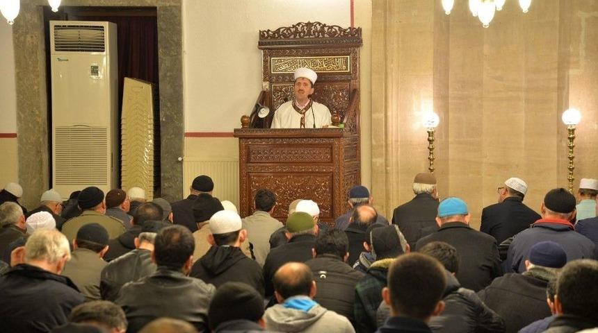 Mira&ccedil; Kandili&rsquo;nde Camiler Doldu Taştı, 10 Bin Lokum İkram Edildi