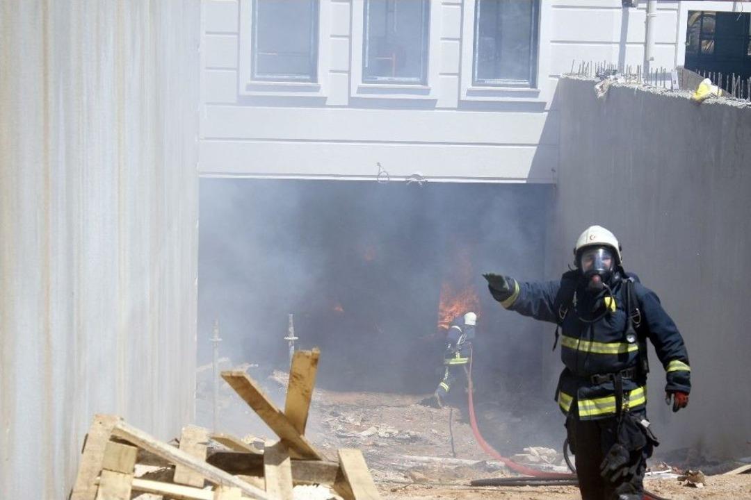 Antalya&rsquo;da İnşaat Halindeki &Ouml;ğrenci Yurdu Yangını Korkuttu