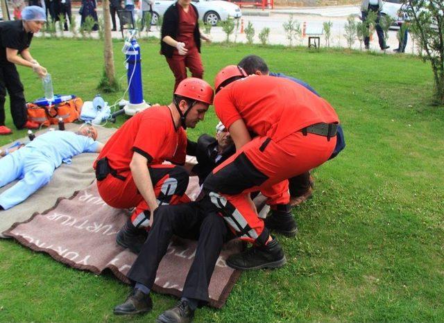 İnönü Üniversitesinde Gerçeğini Aratmayan Deprem Tatbikatı