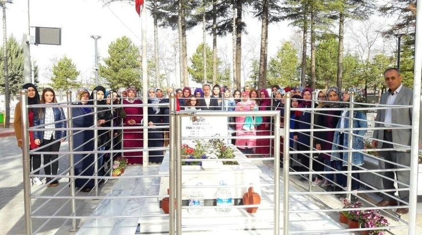 &Uuml;niversiteli &Ouml;ğrenciler Şehit &Ouml;mer Halisdemir&rsquo;in Mezarını Ziyaret Etti