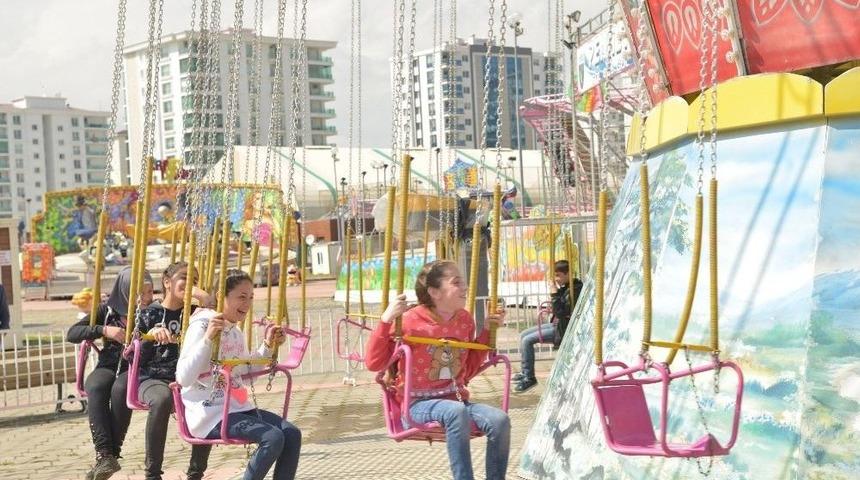 Dezavantajlı 50 Çocuk Lunaparkta Eğlendi