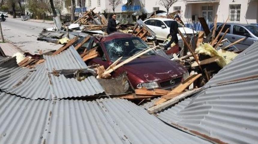 Fırtına, Sivas'ta 100'den Fazla Binanın &Ccedil;atısını U&ccedil;urdu