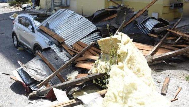 Fırtına, Sivas'ta 100'den Fazla Binanın Çatısını Uçurdu