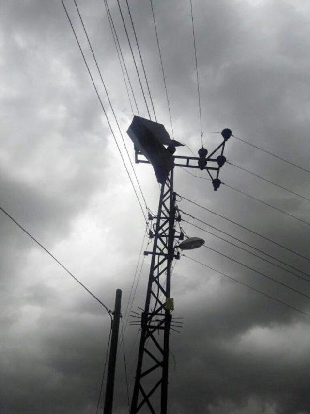 Sivas’ta Şiddetli Fırtına 168 Elektrik Direğini Yıktı