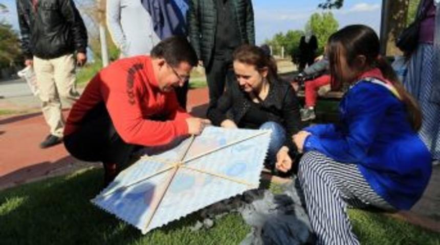 Bahar Y&uuml;r&uuml;y&uuml;ş&uuml;ne Yaklaşık 25 Bin Kişi Katıldı