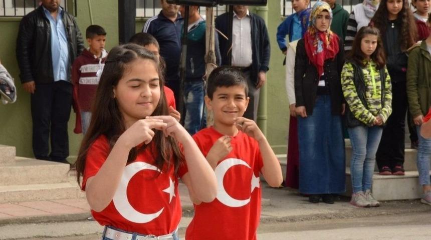 İstiklal Marşı&rsquo;na İşaret Diliyle Eşlik Ettiler