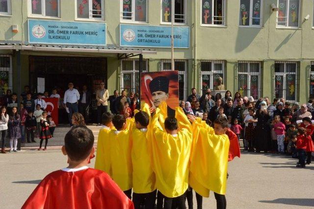 İstiklal Marşı’na İşaret Diliyle Eşlik Ettiler