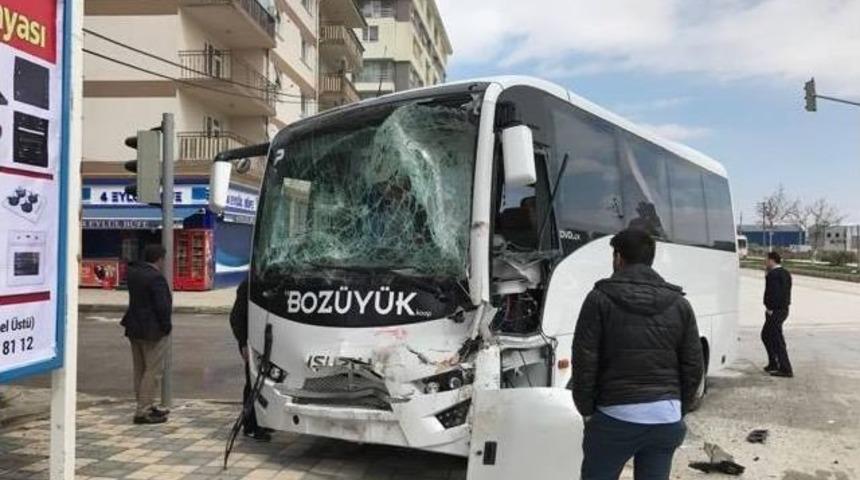 Yolcu Otob&uuml;s&uuml;yle Kamyonet &Ccedil;arpıştı, 5 Yaralı