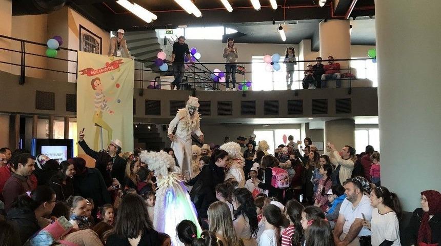 &Ccedil;ocuk Bayramı&rsquo;nı &ldquo;tiyatro Karnavalı&rdquo;ile Kutladılar