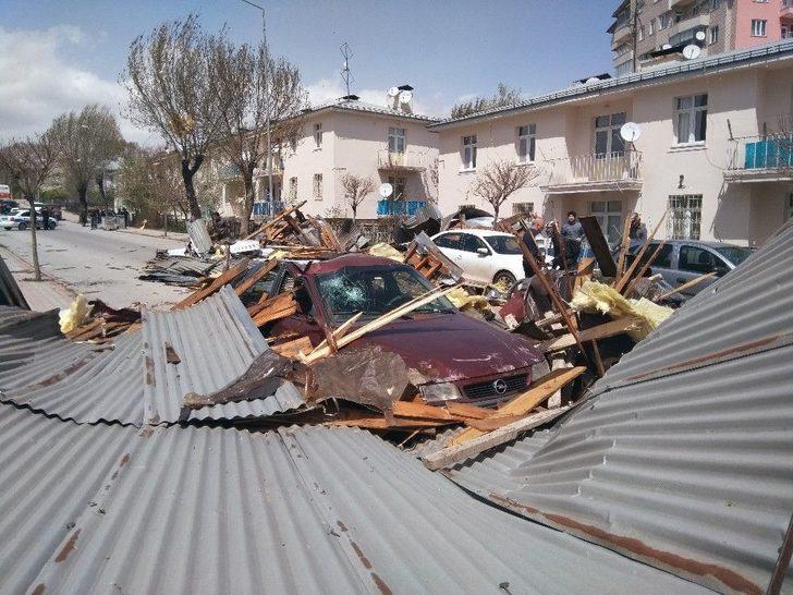 Sivas’ta Şiddetli Fırtına 100’den Fazla Binanın Çatısını Uçurdu, 46 Araca Zarar Verdi