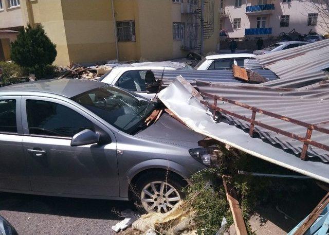 Sivas’ta Şiddetli Fırtına 100’den Fazla Binanın Çatısını Uçurdu, 46 Araca Zarar Verdi