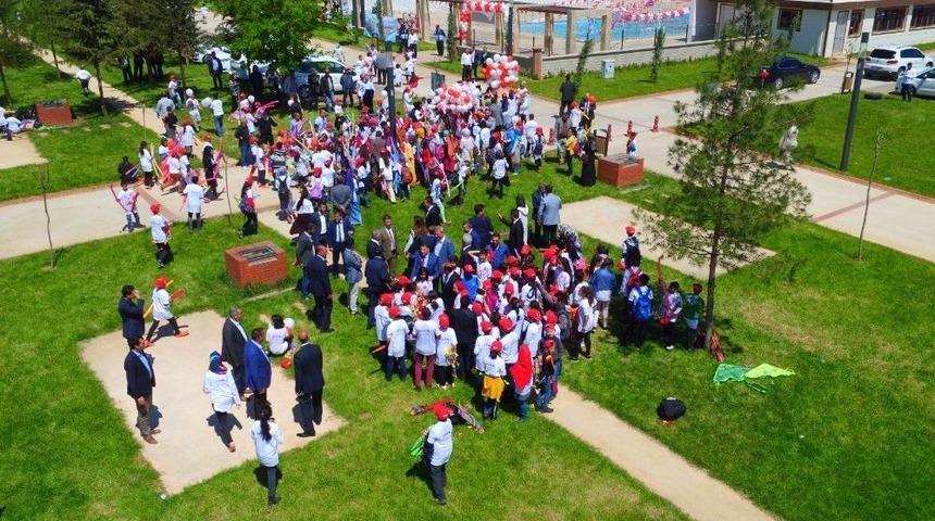 &Ccedil;ocuklar G&ouml;ky&uuml;z&uuml;n&uuml; Renklendirdi